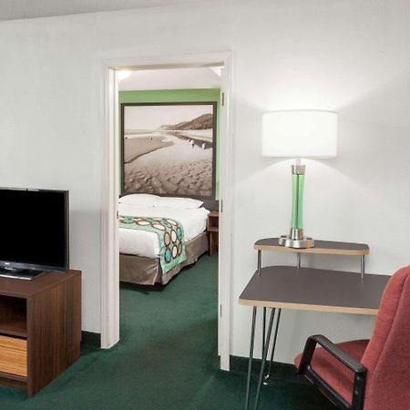 Super 8 By Wyndham Stevensville St Joseph Exterior photo